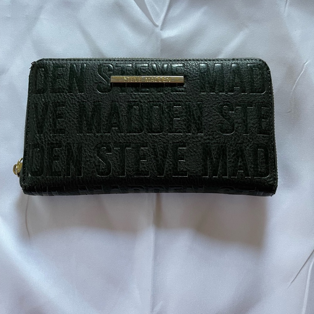 Forest Green color, medium size Steve Madden wallet.
